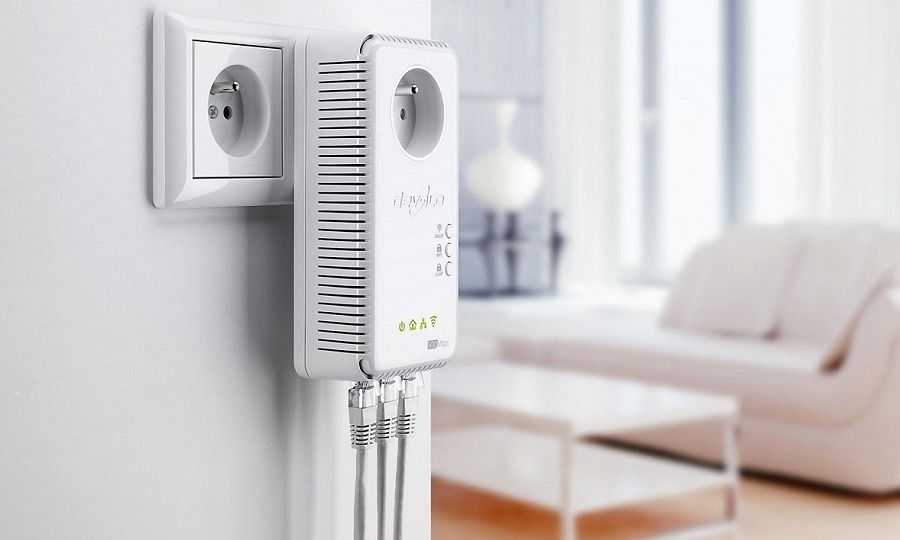powerline adapter in het stopcontact van een woonkamer
