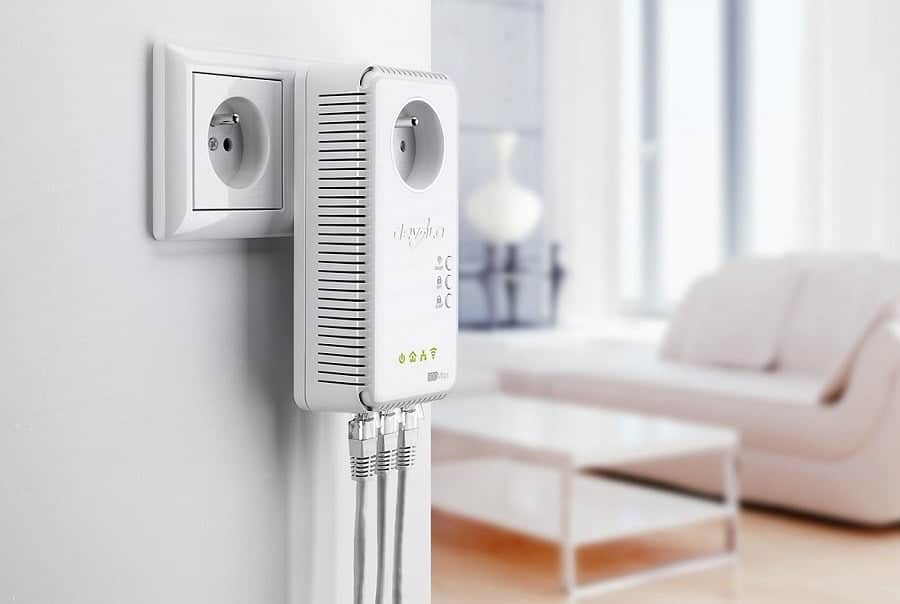 powerline adapter in het stopcontact van een woonkamer