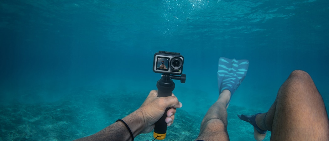Een action camera op een selfie stick onder water