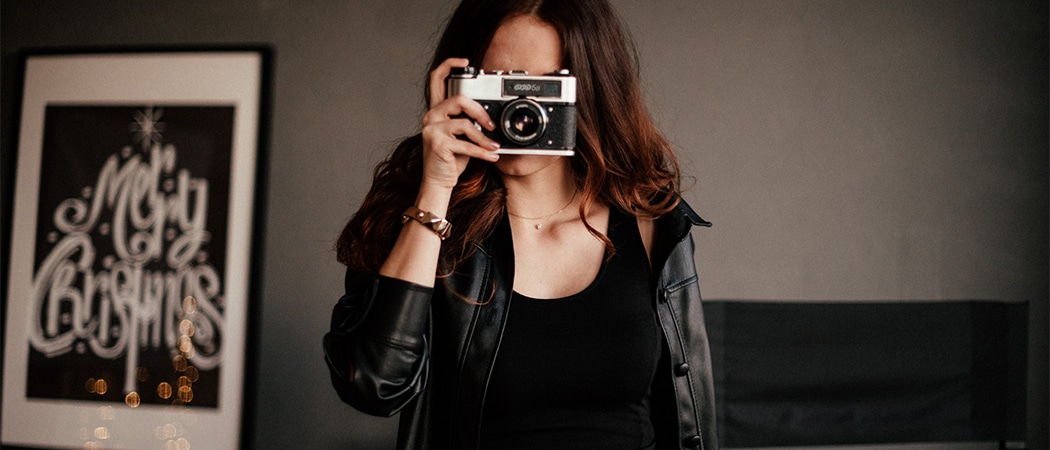 Een vrouw die een foto trekt met een compact camera