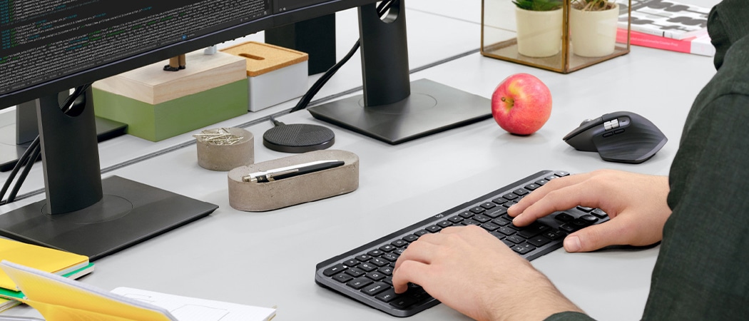 Het Logitech MX Keys toetsenbord op een bureau naast een draadloze muis
