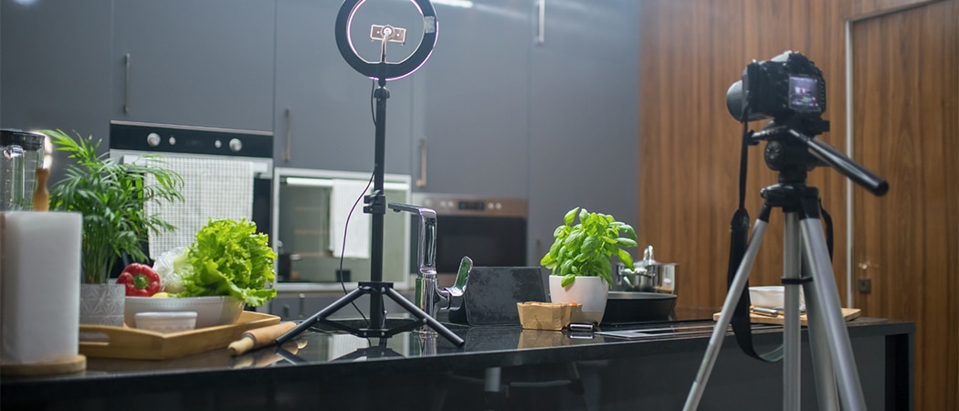 Een compact camera op een statief in een keuken.