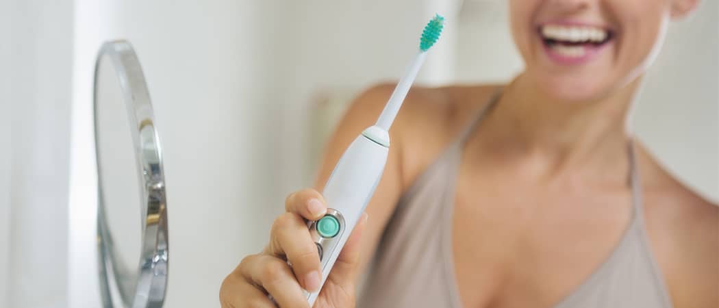 Een vrouw met een elektrische tandenborstel