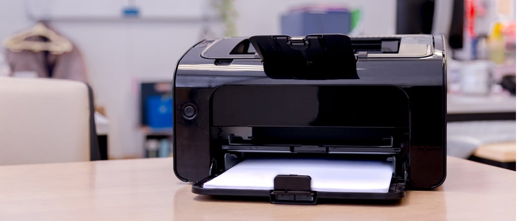 Een zwarte printer op een bureau