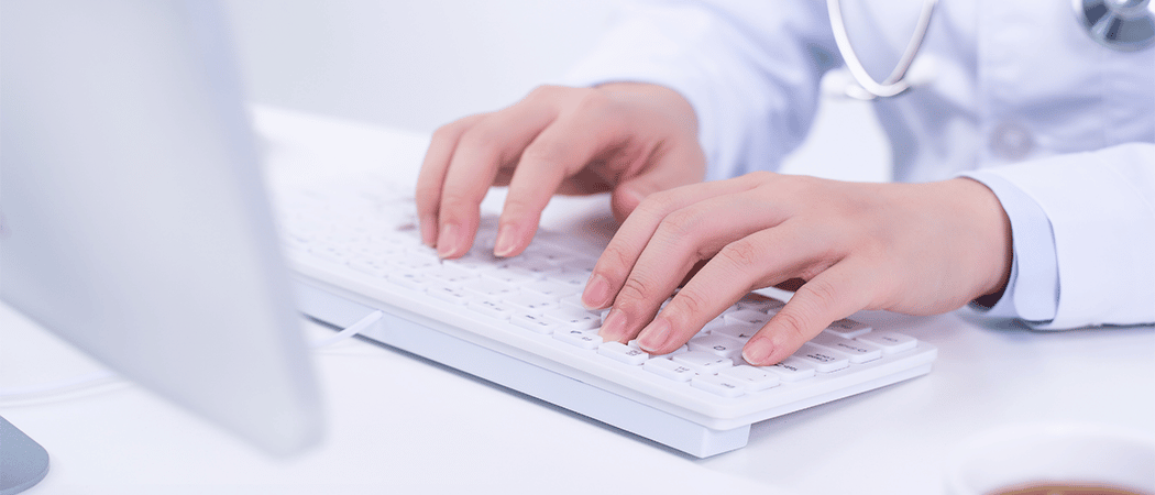 Een man die typt op een ergonomisch toetsenbord