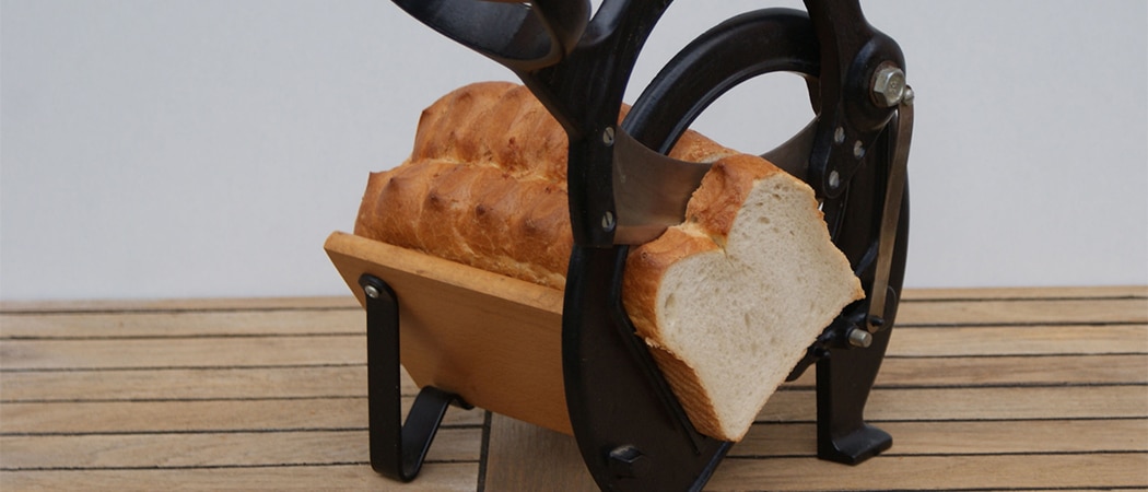 eigen brood snijden met manuele broodsnijmachine