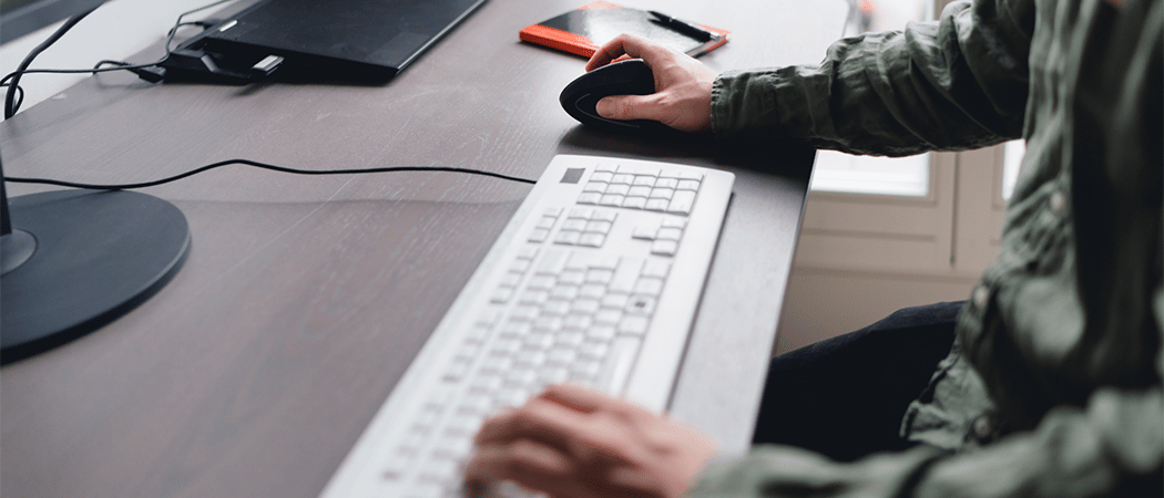 Een ergonomisch toetsenbord op een bureau