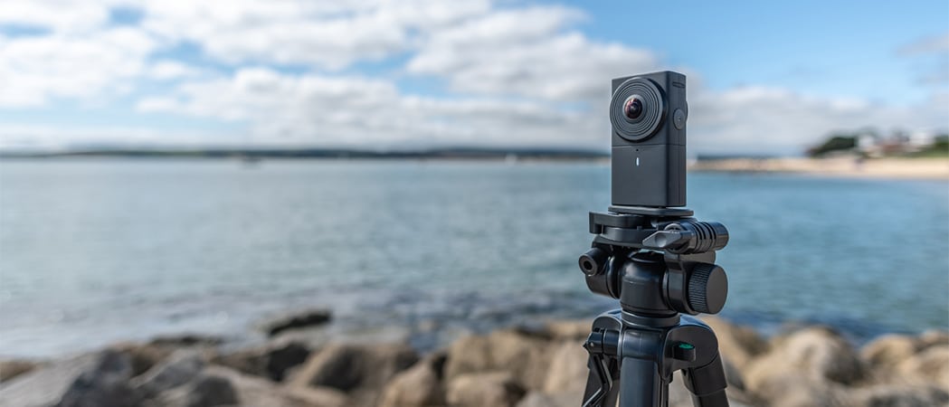 Een 360 graden camera op een statief aan de kustlijn.