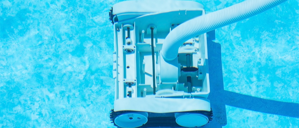 Een close up van een zwembadrobot.