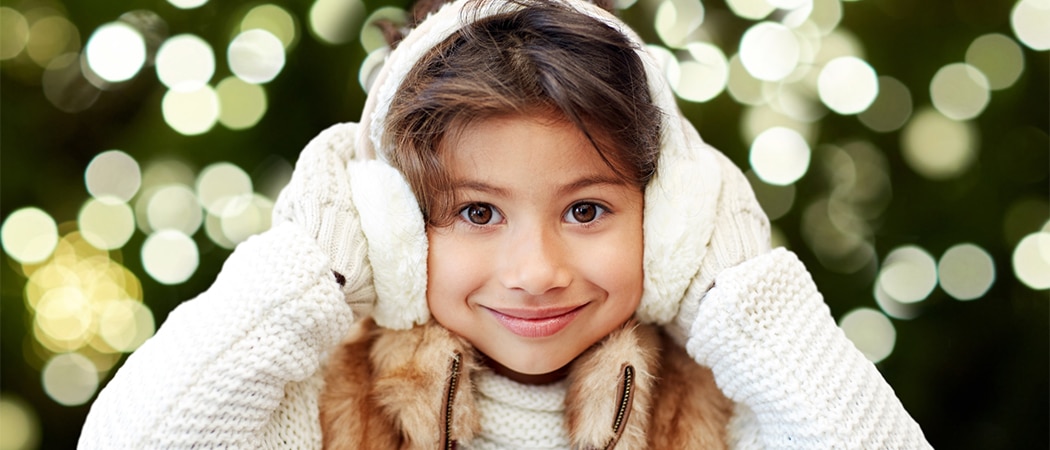 Een kind met oorwarmers.
