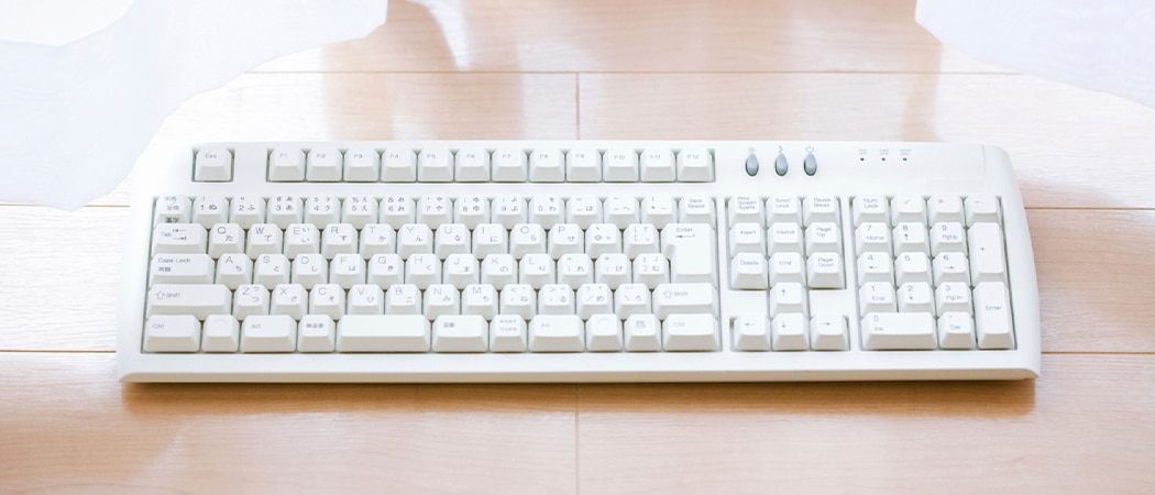 Een wit toetsenbord op een bureau.